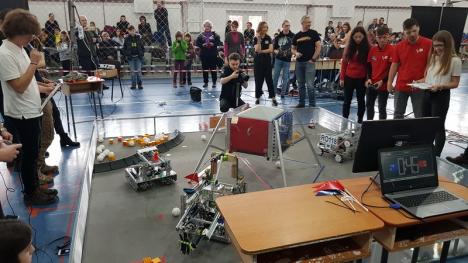 Bătălia roboţilor: Liceeni din toată ţara şi-au pus roboţii la lucru într-un eveniment caritabil organizat de Colegiul Mihai Eminescu (FOTO/VIDEO)