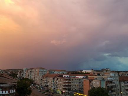 Vreme capricioasă, cu furtuni şi vijelii, în acest sfârşit de săptămână în Bihor