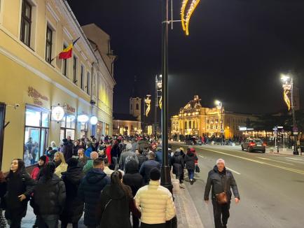 A început sărbătoarea în Oradea! Mii de oameni la pornirea luminițelor festive, în Piața Unirii (FOTO/VIDEO)