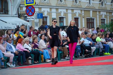Cătălin Botezatu, aplaudat în centrul Oradiei la fashion show-ul lui Marius Molan (FOTO / VIDEO)