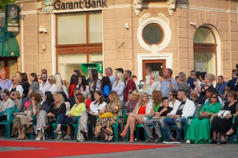 Cătălin Botezatu, aplaudat în centrul Oradiei la fashion show-ul lui Marius Molan (FOTO / VIDEO)