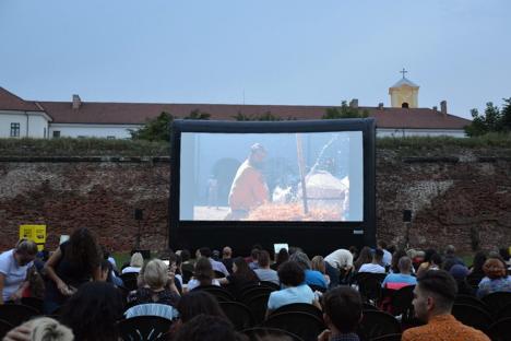 Oradea Summer Film a debutat cu o peliculă controversată despre Biserica Ortodoxă, intens aplaudată de orădeni (FOTO)