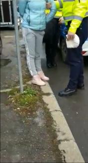 O orădeancă a fost încătușată, după ce i-a înjurat pe poliţiştii care au rugat-o să-şi pună mască (FOTO / VIDEO)