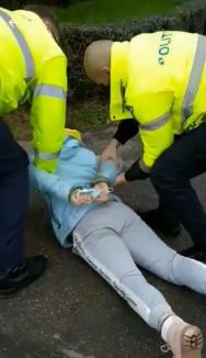 O orădeancă a fost încătușată, după ce i-a înjurat pe poliţiştii care au rugat-o să-şi pună mască (FOTO / VIDEO)