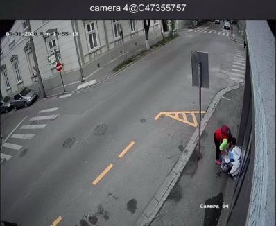 Filmaţi în fapt: Au scos pungi de gunoaie din portbagaj şi le-au lăsat pe stradă, în centrul Oradiei (FOTO / VIDEO)