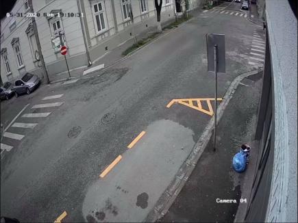 Filmaţi în fapt: Au scos pungi de gunoaie din portbagaj şi le-au lăsat pe stradă, în centrul Oradiei (FOTO / VIDEO)