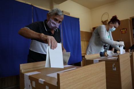 Acalmie la vot. Orădenii au păstrat tradiția și nu s-au înghesuit duminică la urne (FOTO / VIDEO)