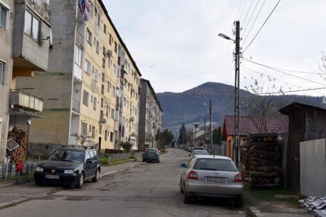 Oraşul pustiu: Locuitorii din Nucet sunt convinşi, în frunte cu primarul, că au fost carantinaţi din greşeală (FOTO / VIDEO)