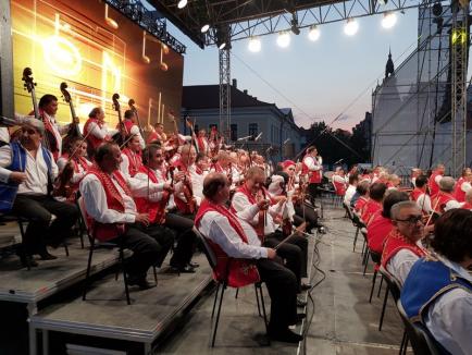 Spectacol inedit: Orchestra Simfonică Ţigănească din Budapesta, cu 100 de muzicieni, a strâns 10.000 de oameni în Piaţa Unirii din Oradea (FOTO/VIDEO)