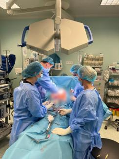 Intervenție oncologică inovatoare la Oradea, condusă de dr. Dănuț Dejeu, pentru extirparea unui cancer ovarian recidivat cu leziuni intra-abdominale (FOTO)