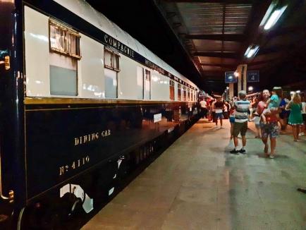 Faimosul tren Orient Express a trecut prin Oradea. A fost întâmpinat în gară de pasionaţi (FOTO / VIDEO)