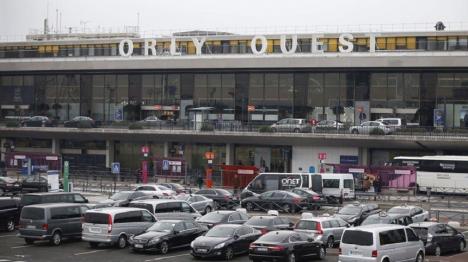 Bărbat împuşcat mortal pe aeroportul Orly din Paris, după ce a smuls arma unui militar