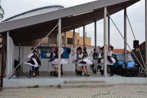 Sărbătoare la Oşorhei: Consilierii locali au pregătit toroş, cârnaţi şi caltaboşi pentru localnici (FOTO)