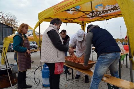 Sărbătoare la Oşorhei: Consilierii locali au pregătit toroş, cârnaţi şi caltaboşi pentru localnici (FOTO)