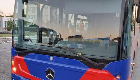 Au dat cu pietre! Un autobuz Mercedes al OTL a fost vandalizat pe linia 14 (FOTO)