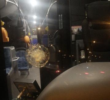Au dat cu pietre! Un autobuz Mercedes al OTL a fost vandalizat pe linia 14 (FOTO)