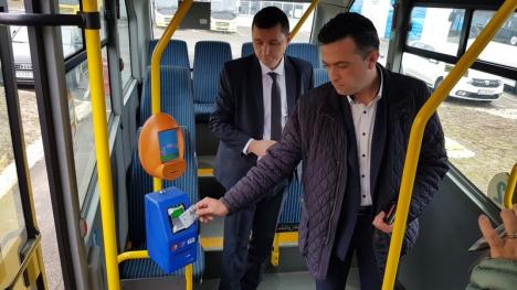 Plată din mers: Oradea este al doilea oraş din România în care călătoriile cu tramvaiele şi autobuzele se pot plăti cu carduri contactless (FOTO / VIDEO)