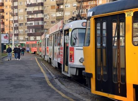 Cum circulă tramvaiele şi autobuzele de Crăciun