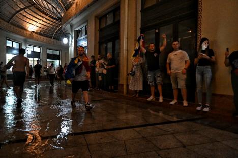 O noapte furtunoasă în Oradea: Străzi inundate, copaci căzuți și... suporteri însuflețiți (FOTO/VIDEO)