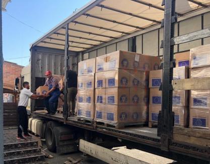 Persoanele nevoiașe din Bihor își pot ridica pachetele cu alimente și produse de igienă (FOTO)