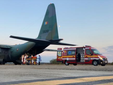 5 pacienţi Covid în stare gravă, aduşi la Oradea cu un avion Hercules, pentru a fi transferaţi de SMURD în Ungaria (FOTO / VIDEO)
