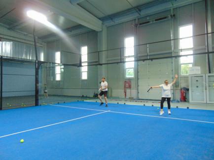 Mai mult decât un turneu: angajații NBI Industrial Oradea au construit spiritul de echipă pe terenul de padel (FOTO)