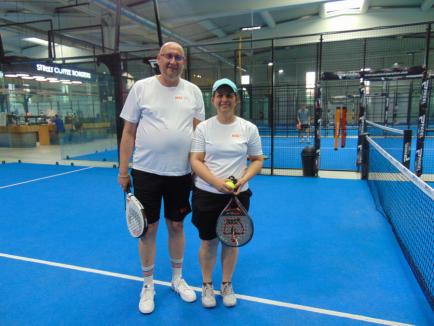 Mai mult decât un turneu: angajații NBI Industrial Oradea au construit spiritul de echipă pe terenul de padel (FOTO)