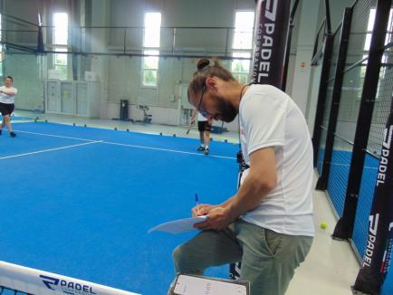Mai mult decât un turneu: angajații NBI Industrial Oradea au construit spiritul de echipă pe terenul de padel (FOTO)