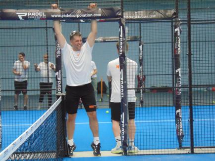 Mai mult decât un turneu: angajații NBI Industrial Oradea au construit spiritul de echipă pe terenul de padel (FOTO)
