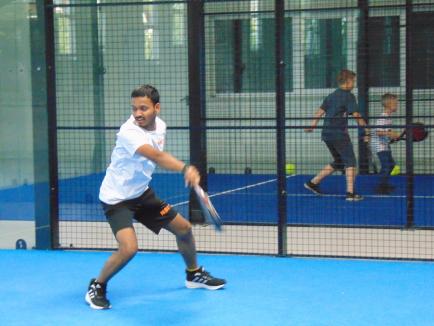 Mai mult decât un turneu: angajații NBI Industrial Oradea au construit spiritul de echipă pe terenul de padel (FOTO)