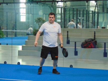 Mai mult decât un turneu: angajații NBI Industrial Oradea au construit spiritul de echipă pe terenul de padel (FOTO)