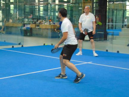 Mai mult decât un turneu: angajații NBI Industrial Oradea au construit spiritul de echipă pe terenul de padel (FOTO)