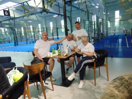 Mai mult decât un turneu: angajații NBI Industrial Oradea au construit spiritul de echipă pe terenul de padel (FOTO)
