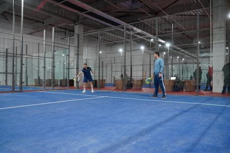 Daţi-i bătaie! Pasionații pot juca padel gratuit timp de o săptămână în cea mai mare arenă din ţară, deschisă la Era Park Oradea (FOTO / VIDEO)