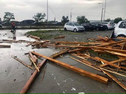 Distrugeri și la Aeroportul din Oradea: 16 mașini din parcare au fost avariate, un BMW nici n-a mai putut porni de pe loc (FOTO/VIDEO)