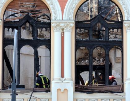 Incendiu mocnit: Intervenţie a pompierilor la Palatul Greco-Catolic din Oradea, după ce din clădire a început din nou să iasă fum