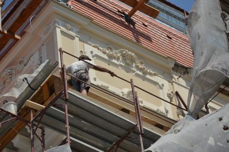 La Palatul de Justiţie, şantierul este la final: se montează ultimele ferestre şi se lucrează la finisaje (FOTO)