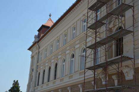 La Palatul de Justiţie, şantierul este la final: se montează ultimele ferestre şi se lucrează la finisaje (FOTO)