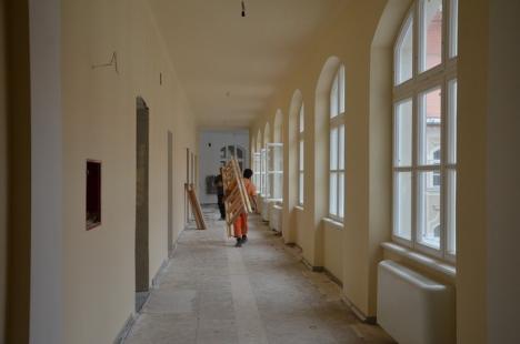 La Palatul de Justiţie, şantierul este la final: se montează ultimele ferestre şi se lucrează la finisaje (FOTO)