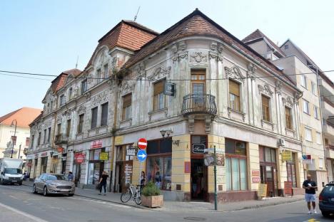 Probleme cu numele: Angajaţii Primăriei Oradea au 'botezat' un palat şi un arhitect