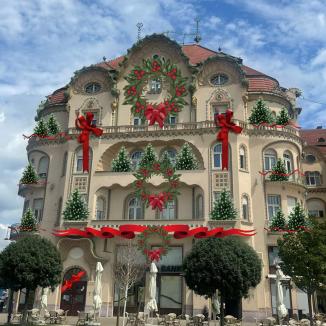 Crăciun de poveste: Palatul Vulturul Negru, Primăria Oradea și alte trei clădiri din centru vor fi decorate cu brazi, urși polari, fundițe și turtițe (FOTO)