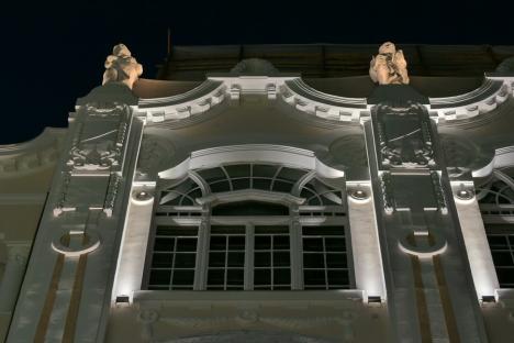 Strălucește! Iluminatul arhitectural de pe palatul Apollo din Oradea a fost pus în folosință (FOTO)