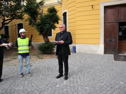 Palatul Baroc din Oradea îşi recapătă strălucirea: A început montarea blazonului episcopal, grădina biblică poate fi vizitată (FOTO/ VIDEO)