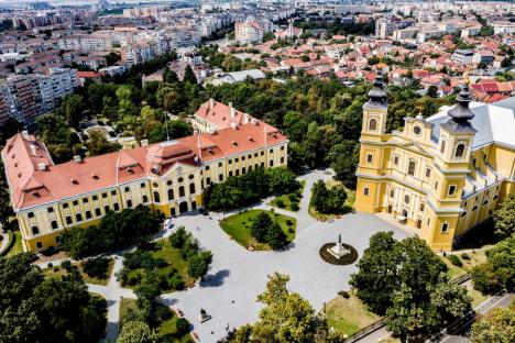 Magic Garden: Palatul Baroc din Oradea și grădina din jurul acestuia devin tărâm fantastic, cu personaje istorice, instalații luminoase și proiecții pe fațadă