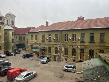 După doi ani și jumătate de când BIHOREANUL a dezvăluit ruina Palatului Poștei din Oradea, conducerea Poștei Române anunță reabilitarea clădirii (FOTO)