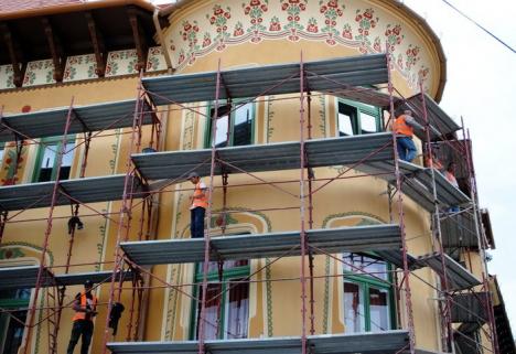 Vezi cum arată! Constructorul demontează schelele de pe faţada reabilitată a Palatului Stern (FOTO)