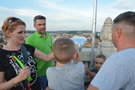 250 de trepte şi o privelişte de poveste: Orădeni şi turişti s-au înghesuit, sâmbătă noaptea, să admire oraşul din Turnul Primăriei (FOTO/VIDEO)