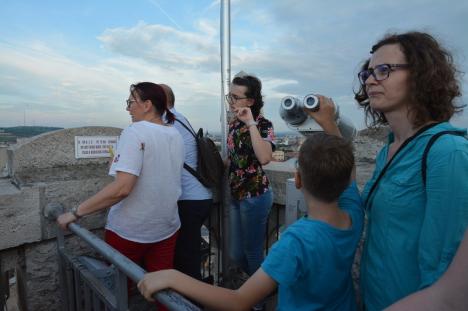 250 de trepte şi o privelişte de poveste: Orădeni şi turişti s-au înghesuit, sâmbătă noaptea, să admire oraşul din Turnul Primăriei (FOTO/VIDEO)