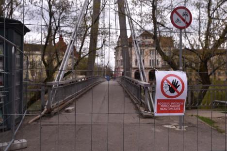 Închis pentru lucrări: Ce mesaj stă ascuns pe panourile de șantier de la Podul Intelectualilor (FOTO)