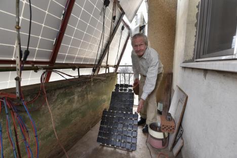 Balconul solar: Un orădean a reușit să-și scadă considerabil factura de curent montând panouri solare în balcon! (FOTO)